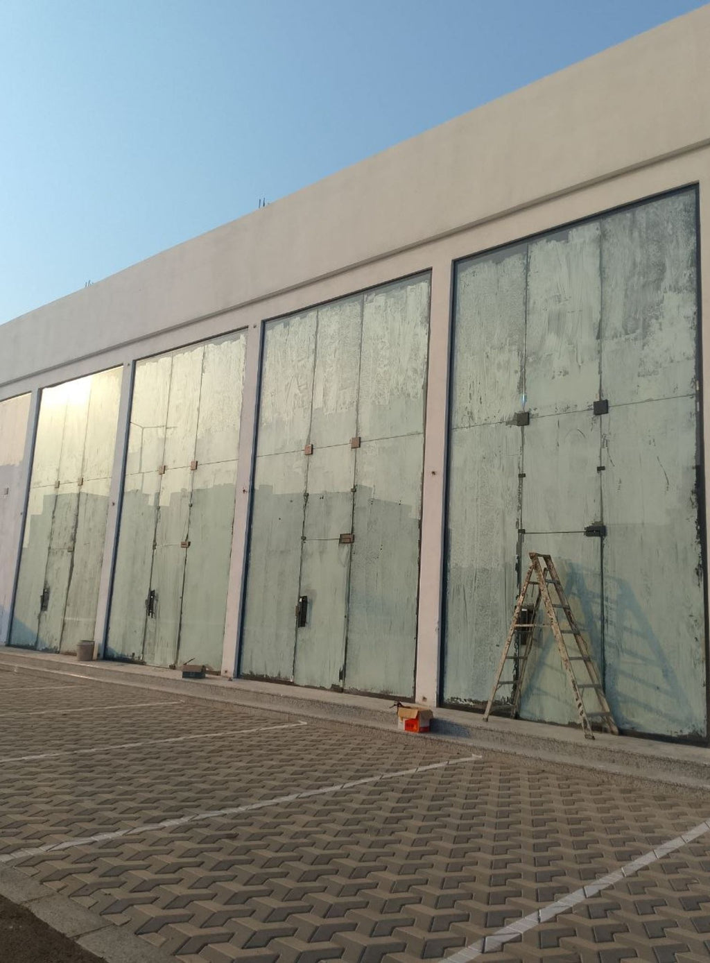 واجهة بزجاج السكريت والكلادينج العصري